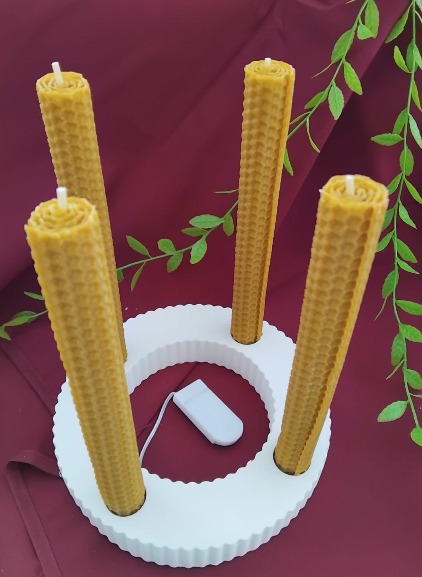 Castiçal circular com 4 velas de cera de abelha.