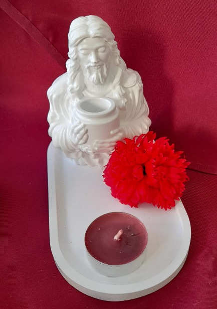 Estatueta de Jesus com suporte para vela pequena