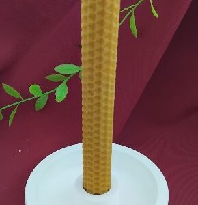 Pequeno castiçal circular com vela de cera de abelha.