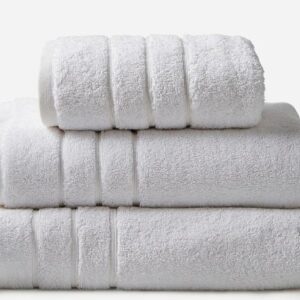 Toalha de mão branca de luxo para hotel, de gramagem elevada.