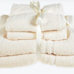 Conjunto de 4 toalhas essenciais para hotel na cor creme.