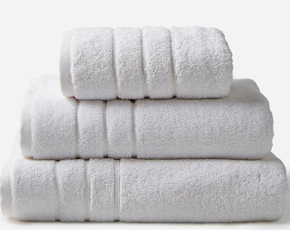 Toalha de mão branca de luxo para hotel, de gramagem elevada.