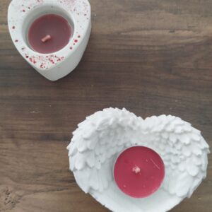 Suportes de pega em barro em forma de coração, feitos à mão.