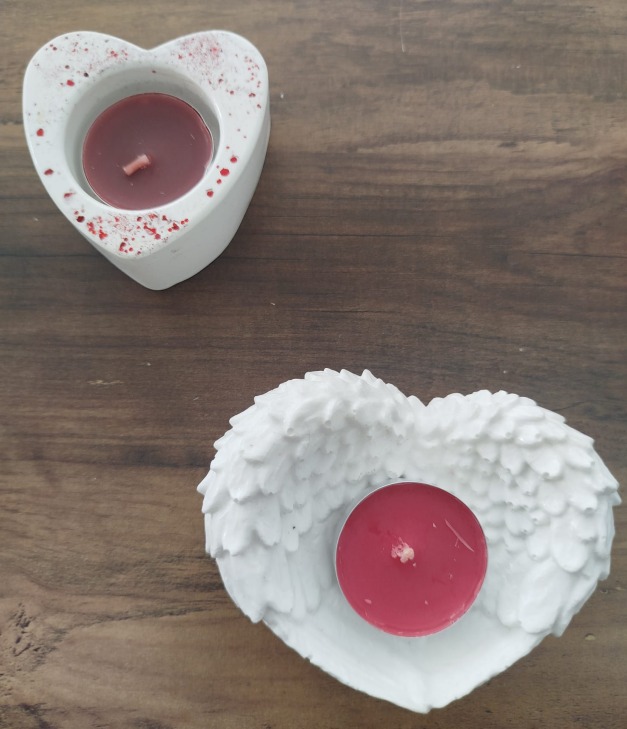Suportes de pega em barro em forma de coração, feitos à mão.